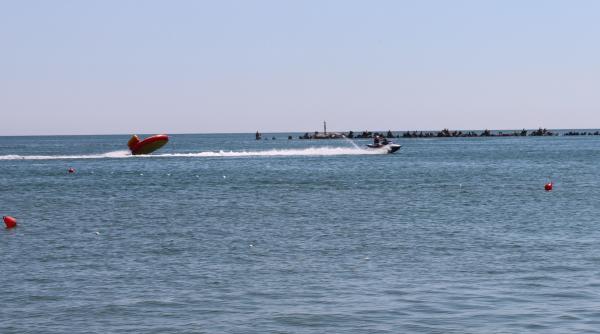 viata turistilor in pericol dupa largirea plajei din mamaia salvamar avertisment sa nu mai intre sub nicio forma in apa in aceasta situatie