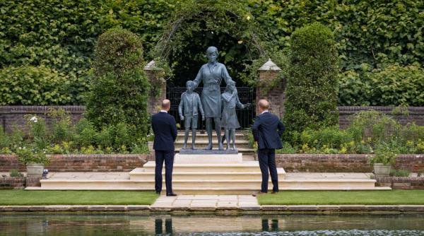 printii william si harry fata in fata au dezvelit impreuna statuia printesei diana video