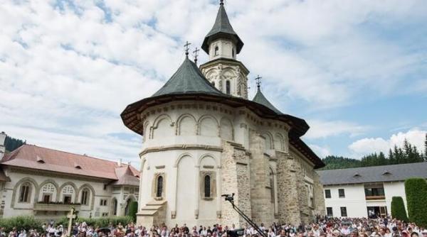 517 ani de la moartea lui stefan cel mare slujba de pomenire la manastirea putna video