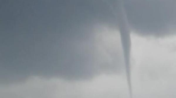 inceput de tornade in mai multe zone din tara norii fuior au aparut pe cer video