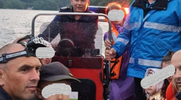 jandarmii din cluj au salvat trei femei si trei copii surprinsi de vremea rea in zona lacului tarnita