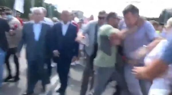 incidente la chisinau dorin chirtoaca s a napustit la dodon si voronin dar a fost luat pe sus video