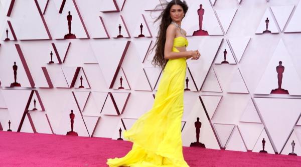 sarutul ce confirma ca tom holland si zendaya formeaza un cuplu video