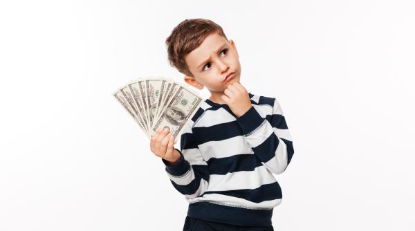 8 lucruri pe care copiii ar trebui sa le stie despre bani in functie de varsta fii foarte atent la ce faci pentru a nu plati mult pe termen lung