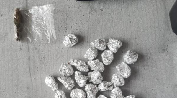 doi tineri din vrancea prinsi in flagrant cu droguri de risc au fost retinuti de politisti
