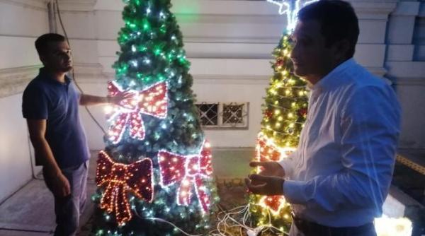 primarul din arad cumpara bradul de sarbatori nu n a venit craciunul dar ne pregatim