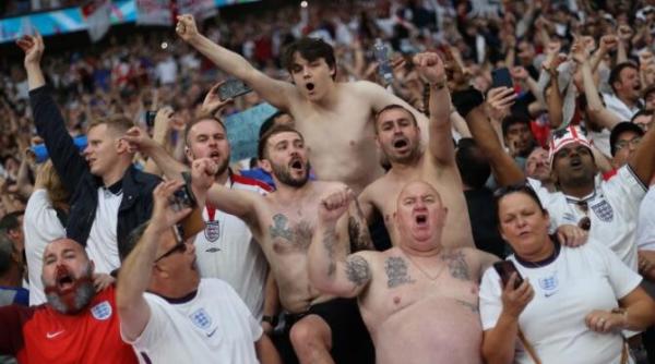 nebunie in finala euro 2020 fanii au rupt barierele de securitate