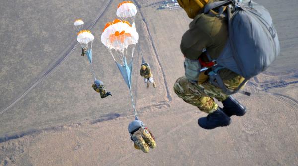 un parasutist ucrainean a stat doua ore in apa dupa ce a ratat aterizarea pe insula serpilor video