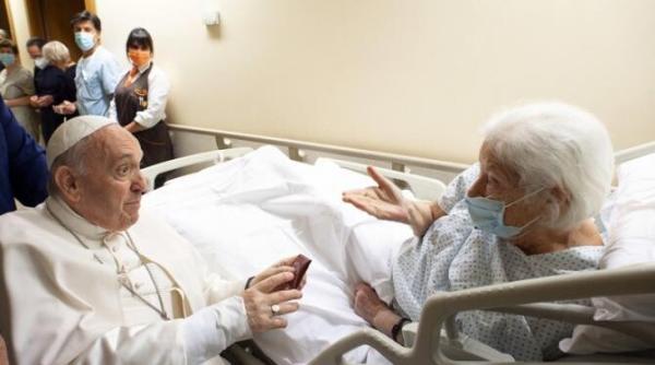 papa francisc va ramane internat in spital alte cateva zile vaticanul anunt despre starea de sanatate a suveranului pontif