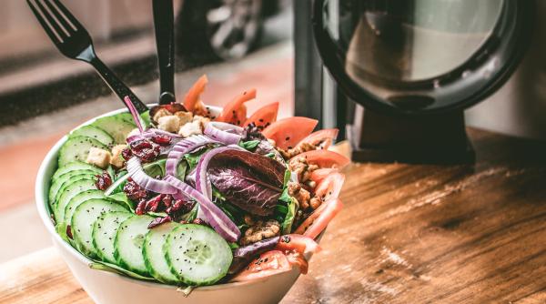 salata de rosii romaneasca este felul de mancare european de vara cu cele mai putine calorii