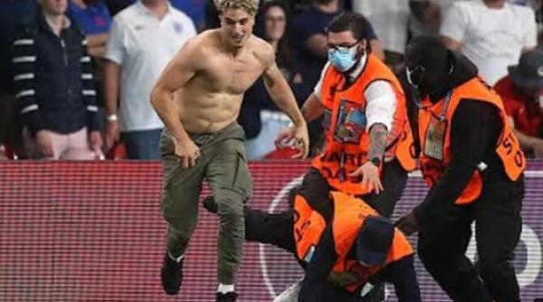 show total la finala euro 2020 un suporter a invadat terenul fortele de ordine s au chinuit sa il prinda zeci de secunde video