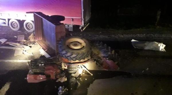 accident mortal pe dn64 in judetul olt un tractor o masina si un tir au fost implicate