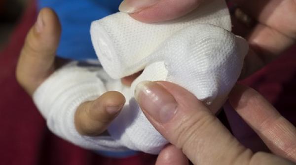 copil cuprins de flacari in valsui a fost transportat de urgenta la spital