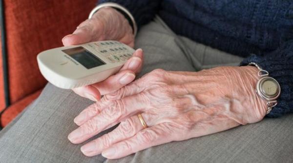 la limita saraciei  batranii suna telefonul varstnicului pentru a cere ajutor financiar si material