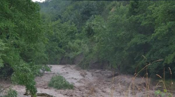 masina surprinsa de viitura intr o comuna din cluj soferul si pasagerii s au autoevacuat