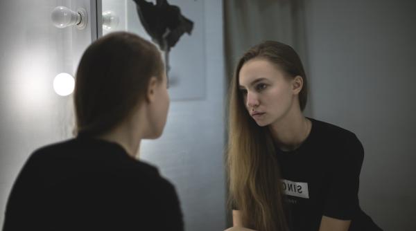 o femeie tinuta captiva a scapat dupa ce a lasat biletele in toaletele publice