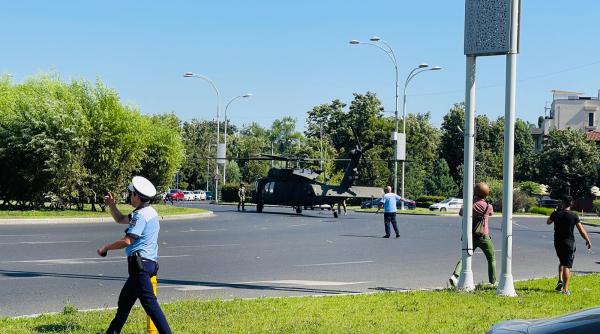 un elicopter militar a aterizat fortat in piata charles de gaulle din bucuresti