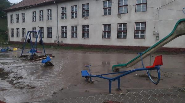 centrul orasului campeni a fost inundat dupa ploile torentiale din ultimele ore