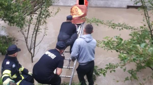 igsu  bilant in urma furtunilor  15 localitati afectate  99 de persoane evacuate  case distruse si drumuri blocate