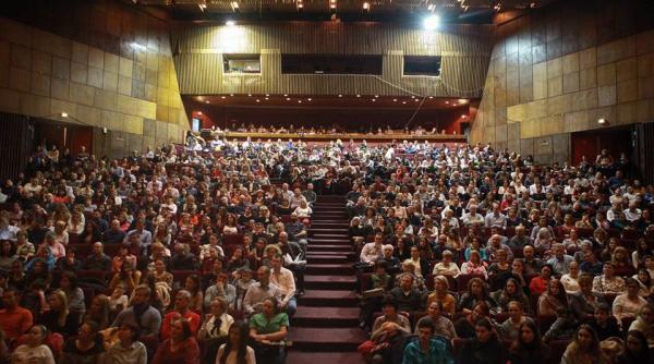 teatrul cu cocktail  un concept unic in europa  deschis publicului din septembrie