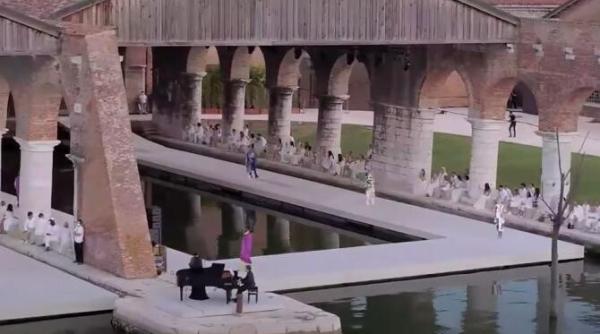 valentino haute couture toamna iarna 21 22 despre maiestria experientei si suflul noului