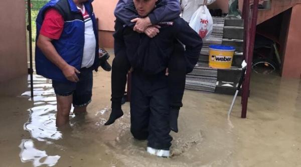 inundatii alba o femeie si sotul ei la un pas sa moara inecati in casa ne am urcat pe scara apa urca spre noi mai avea un metru pana la tavan