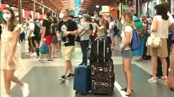 video de frica accidentelor de pe sosele romanii au luat cu asalt trenurile spre mare e un haos total dezastru
