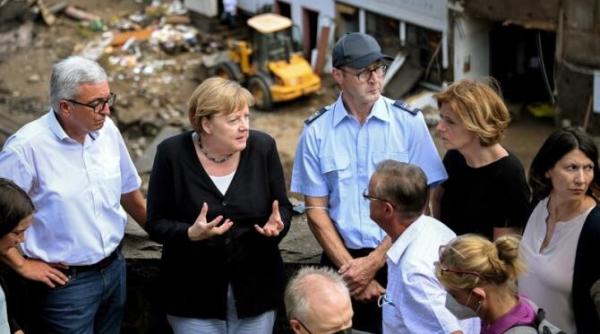 angela merkel atrage atentia politicienilor