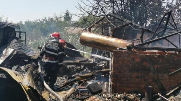 incendiu violent la un complex turistic din delta dunarii  unui pompier i s a facut rau  a fost preluat cu elicopterul