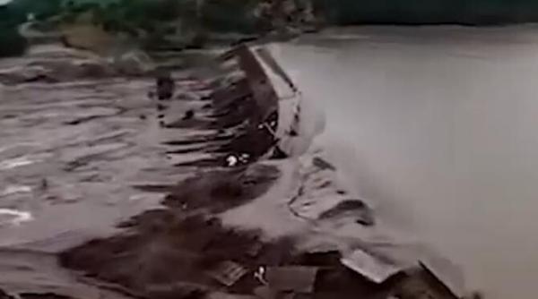 doua baraje din nordul chinei rupte in urma ploilor violente video