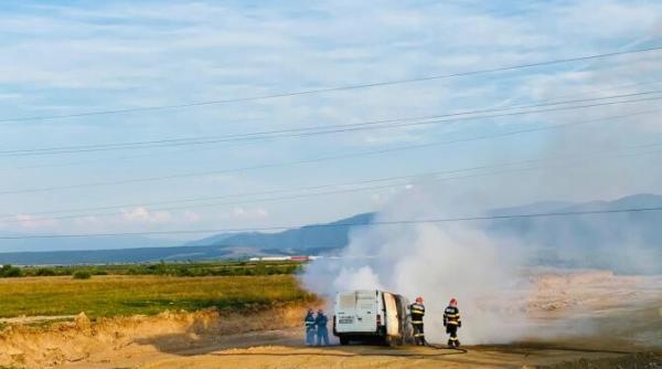 furt cu ghinion a fugit cu o autoutilitara si i a luat foc in mers