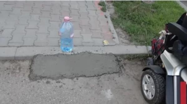 ignorat de autoritatile locale un roman in scaun cu rotile si a facut singur o rampa de acces