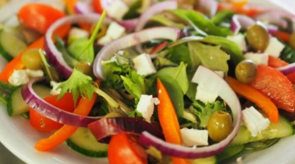 imediat poti sa pregatesti o salata greceasca dupa o reteta rapida si gustoasa pe care o vei adora