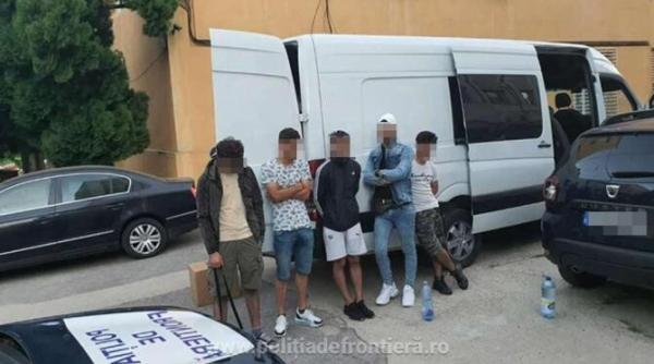 migranti descoperiti in compartimentul de bagaje ale unui microbuz ce i care i au ascuns au fost arestati