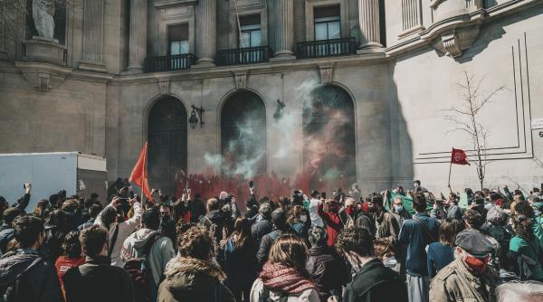 proteste violente impotriva restrictiilor covid 19 in cipru un post tv atacat