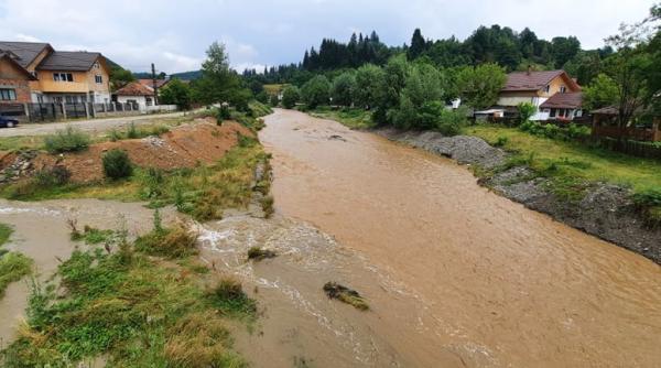 asezari luate de viituri val valcu nu a venit apa peste oameni oamenii s au dus langa apa zona rurala sa intre in capitalism