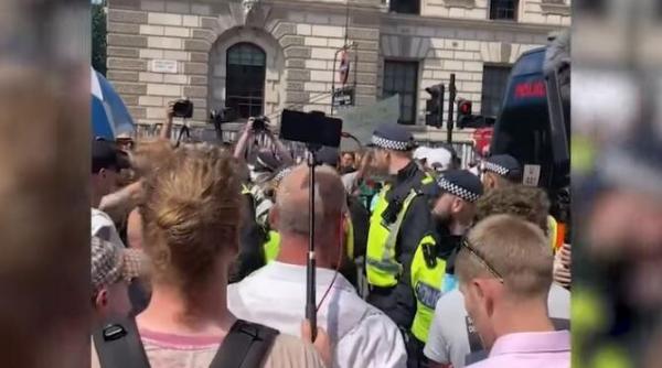 ciocniri in londra in fata parlamentului intre protestatarii anti vaccin si fortele de ordine