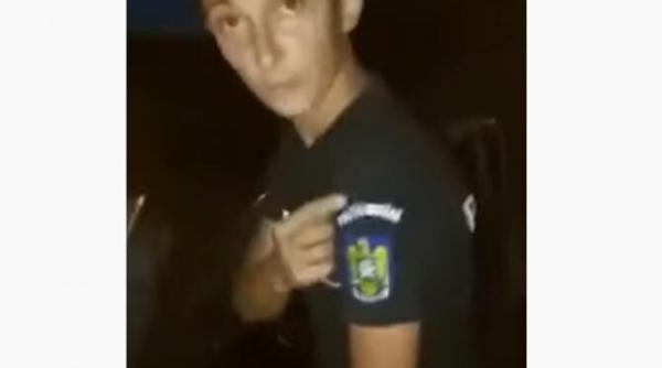 un tanar se dadea politist cu un tricou cumparat de pe internet ce scrie politia romana video