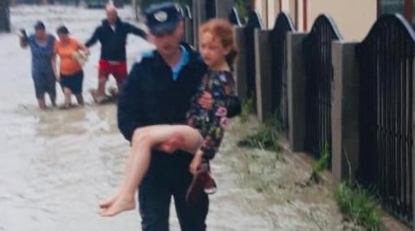 inundatii in romania povestea emotionanta a unei imagini de la o viitura in apuseni