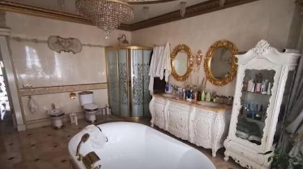 toalete de aur si interioare luxoase in casa unui sef de politie corupt