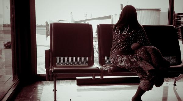 un barbat cu covid 19 s a deghizat in sotia lui pentru a zbura cu avionul