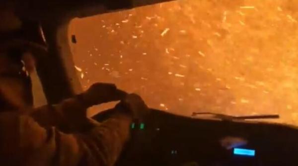 imagini virale cu o masina de pompieri cuprinsa de flacari in timpul unei interventii din california video