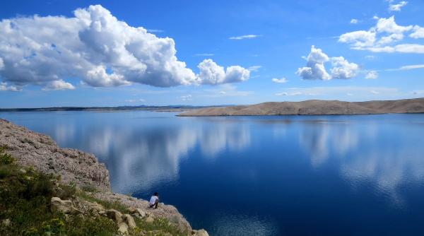 o barca ce transporta migranti s a scufundat in marea mediterana