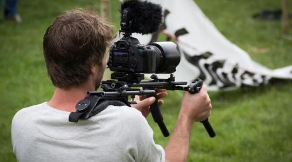 video jurnalista rtl suspendata dupa ce s a murdarit cu noroi in timpul transmisiunilor de la inundatii