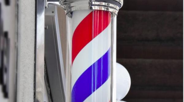 o femeie anunta ca nu mai tunde in salonul sau persoane vaccinate impotriva covid 19