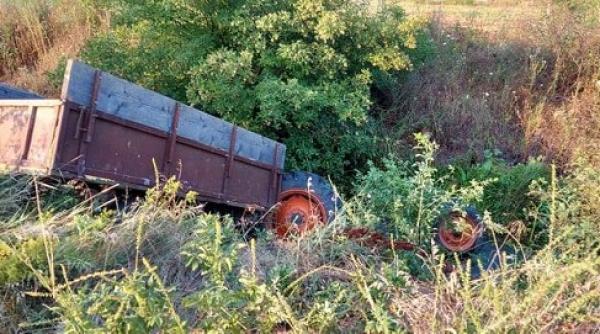 un barbat a murit inecat dupa ce s a rasturnat cu tractorul intr un canal