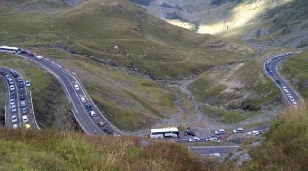 bara la bara pe transfagarasan coloana de masini spre balea lac