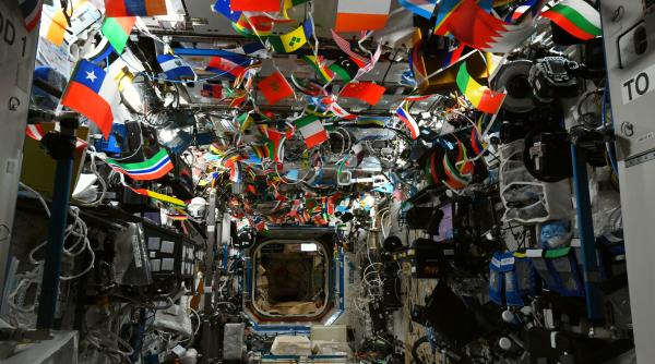 primele jocuri olimpice spatiale astronautii au organizat o competitie intre echipele soyuz si crewdragon galerie foto