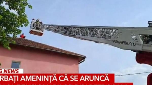 idoi barbati ameninta ca se arunca de pe casa de pensii din petrosani