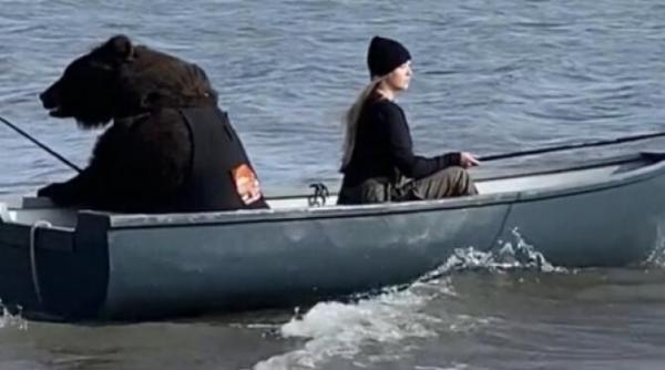 o femeie la pescuit cu ursul momentul e real video nu mi vine sa cred